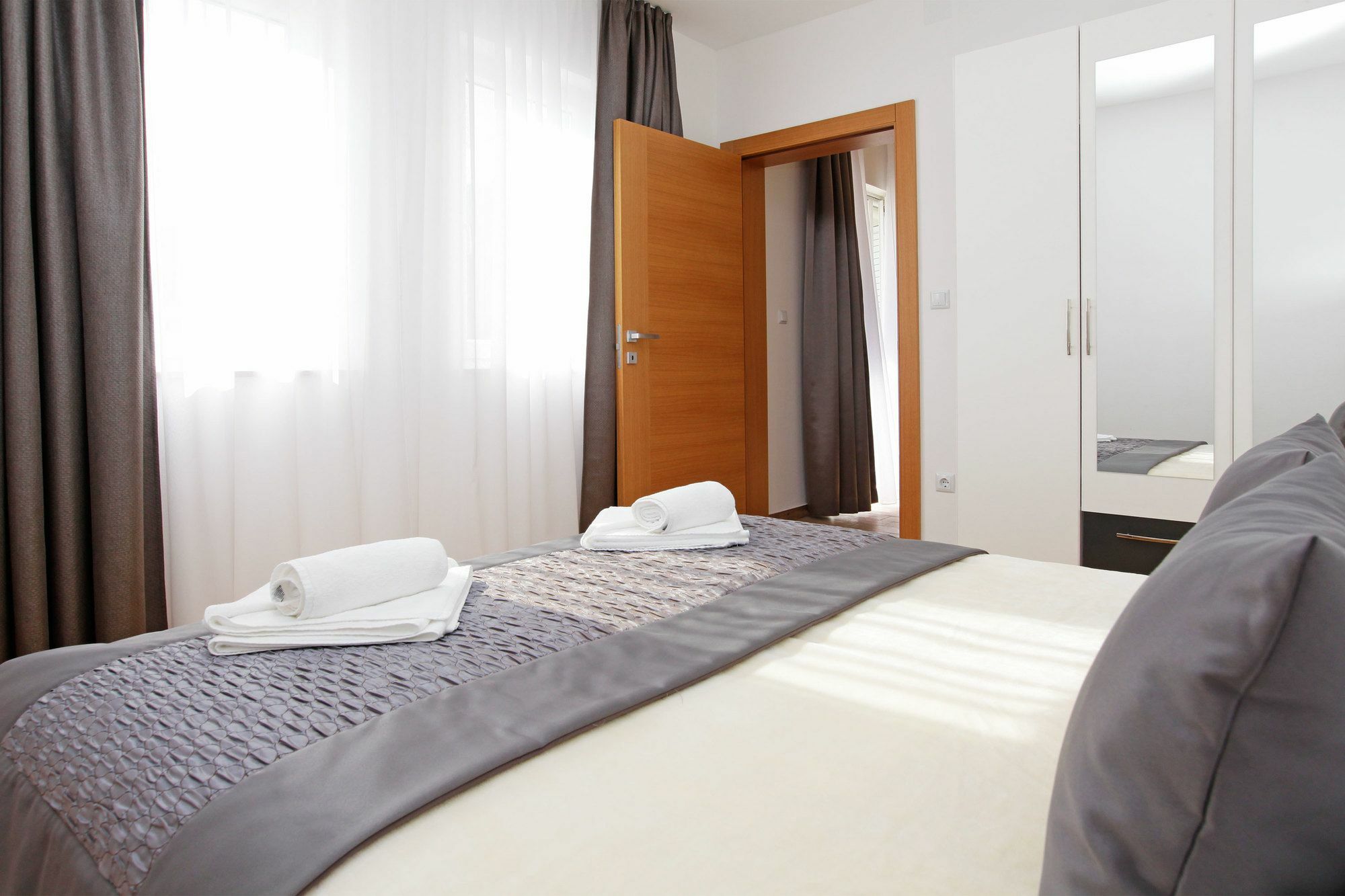 Apartments Mistral Бол Екстериор снимка